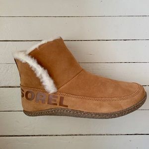 *BRAND NEW* WOMEN'S NAKISKA™ BOOTIE SLIPPER.        *Size 8, Camel Brown.
